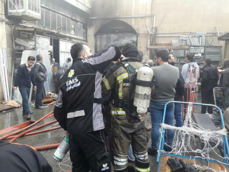 عکس) ، آتش سوزی گسترده انبار لوازم یدکی ماشین در تهران+ 13 مصدوم (